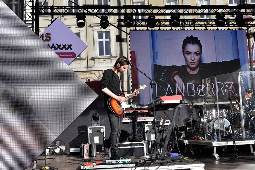 Lato na Maxxxa z RMF, czyli Dni Gorlic 2019 dzień pierwszy. Na scenie Lanberry i Natalia Szroeder. Rynek jest rozśpiewany i roztańczony