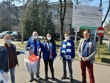 Przedstawiciele Stowarzyszenia Kibiców Łódzkiego Żużla "Orzeł" przekazali 500 sztuk maseczek