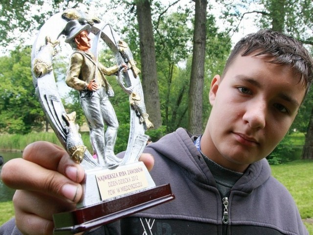 Największą rybę wyłowił Sebastian Kulawionek, uczeń SP 2 w Międzyrzeczu. W nagrodę dostał okolicznościową statuetkę.