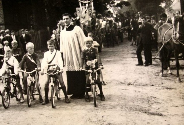 Ks. Roman Kotlarz podczas procesji, lata 60. XX wieku