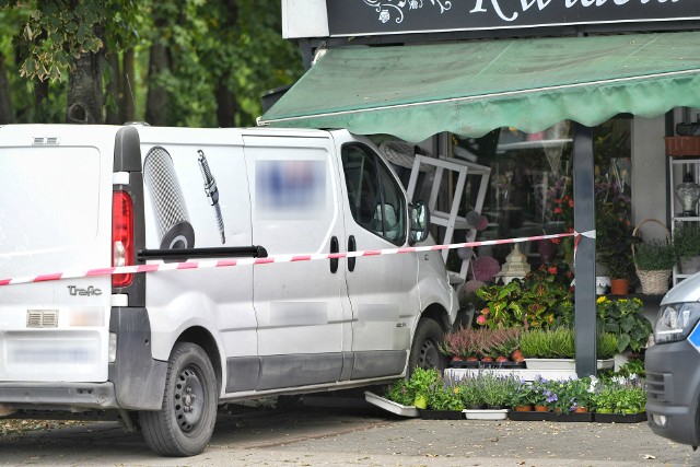 Do zdarzenia doszło po godzinie 9 w sobotę, 27 lipca. Z niewiadomych przyczyn samochód dostawczy wjechał w budynek kwiaciarni przy ulicy Dąbrowskiego, przy pętli tramwajowej Ogrody. W wyniku zdarzenia jedna osoba jest poszkodowana.