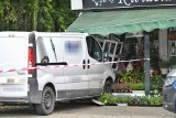 Poznań: Samochód dostawczy wjechał w kwiaciarnię przy pętli Ogrody. Jedna osoba w szpitalu