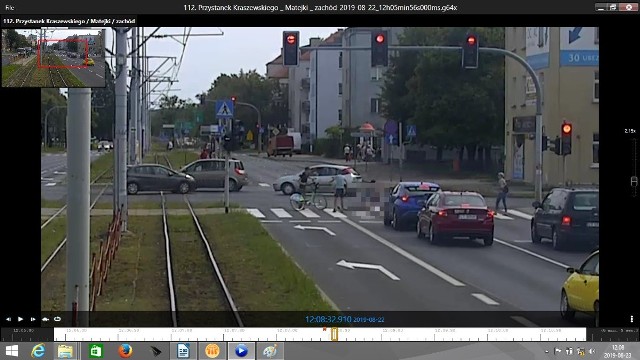 W czwartek, 22 sierpnia o godzinie 12.10 na przejściu dla pieszych na skrzyżowaniu ulic Kraszewskiego i Matejki w Toruniu przejeżdżający przez nie rowerzysta, przewożący jeszcze na kierownicy innego mężczyznę, potrącił idącą tamtędy prawidłowo 86-latkę.Rowerzysta wraz z drugim mężczyzną uciekli z miejsca zdarzenia, a kobieta została z poważnymi obrażeniami prze-wieziona do szpitala, gdzie niestety następnego dnia zmarła.Policja dotarła do monitoringu z tego wypadku, publikuje go i prosi osoby, które rozpoznają mężczyzn jadących rowerem widocznych na tych zdjęciach lub posiadają jakiekolwiek inne informacje w tej sprawie o pilny kontakt z policjantami - osobiście: w Komisariacie Policji Toruń – Śródmieście, ul. PCK 2 lub telefonicznie pod numerami: (56) 641 24 52, (56) 641 24 30 lub 112.POLECAMYMagda Gessler i Kuchenne Rewolucje znowu w Toruniu. Tym razem w pizzeriiTOP 10 Czego najbardziej brakuje nam w Toruniu?Zmiany na osiedlu JAR. Zobacz, co tam powstaje!