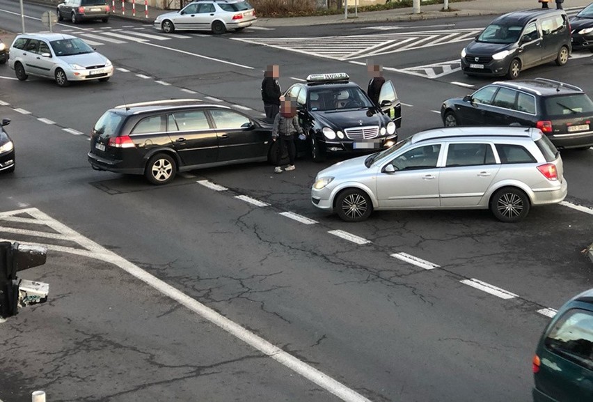 Do zderzenia dwóch samochodów doszło w poniedziałek, 9...