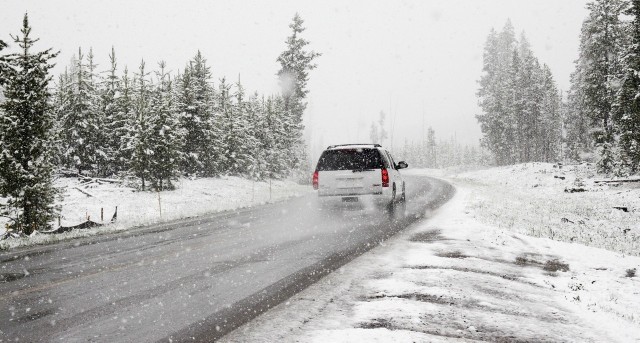 Zima zaskoczyła drogowców - to hasło można usłyszeć co roku. Na pogorszenie warunków pogodowych muszą być też przygotowani właściciele pojazdów. Jednak powinni oni zadbać nie tylko o odpowiednie wyposażenie. W tym okresie przydają się również dodatkowe opcje ubezpieczenia, zwiększające poczucie bezpieczeństwa i komfortu.