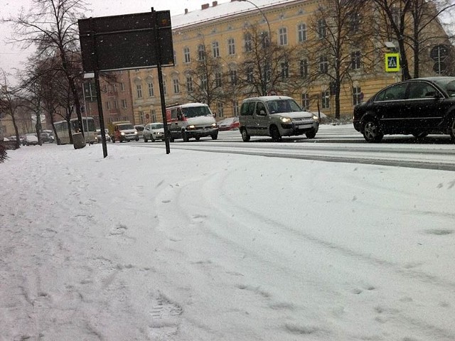 Śnieżyca paraliżuje ulice Rzeszowa. W rejonie Witosa i Krakowskiej są utrudnienia w kierunku na Kraków. TIR-y blokują drogę. Policja radzi omijać tamten rejon miasta.