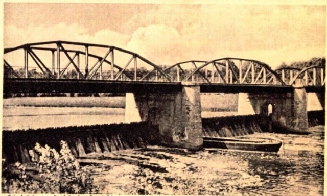 Most z jazem wysadzony przez niemieckie wojska przed opuszczeniem Koźla. Użyto do tego bomb lotniczych i pocisków artyleryjskich.