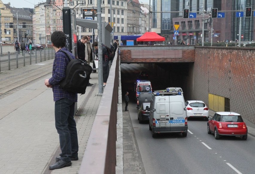 Wrocław: Wypadek na pl. Dominikańskim. Mężczyzna spadł do tunelu