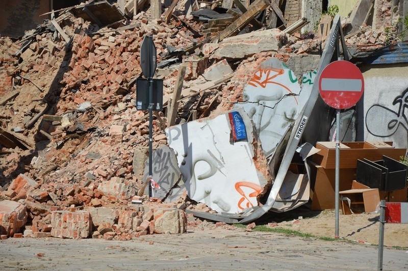 Kamienicę wyburzono w środę. Wystarczyła do tego samobieżna...