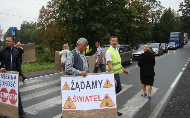 Gmina Oświęcim. Wyszli protestować na ulicę. W Grojcu domagają się świateł i chodników przy drodze 948