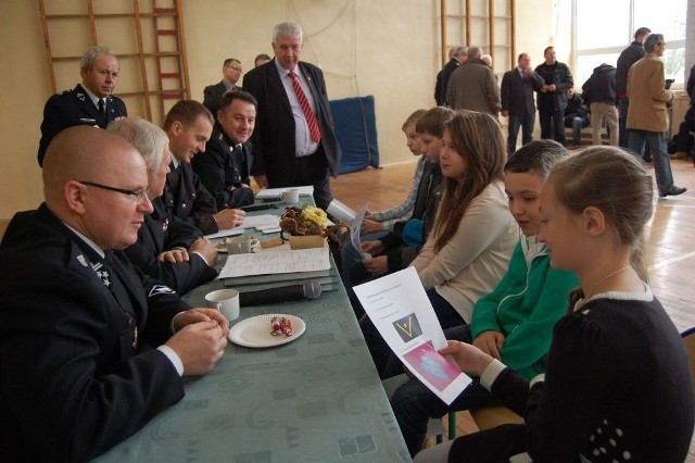 Na pytania jurorów odpowiadają uczniowie SP, finaliści etapu powiatowego konkursu.