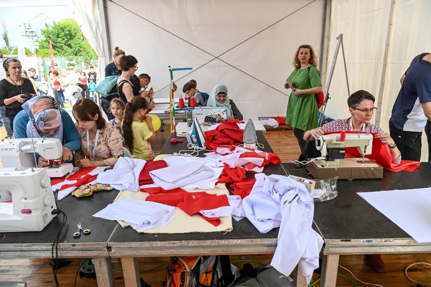 Biało-czerwoną flagę z setek rozmaitych fragmentów materiału...