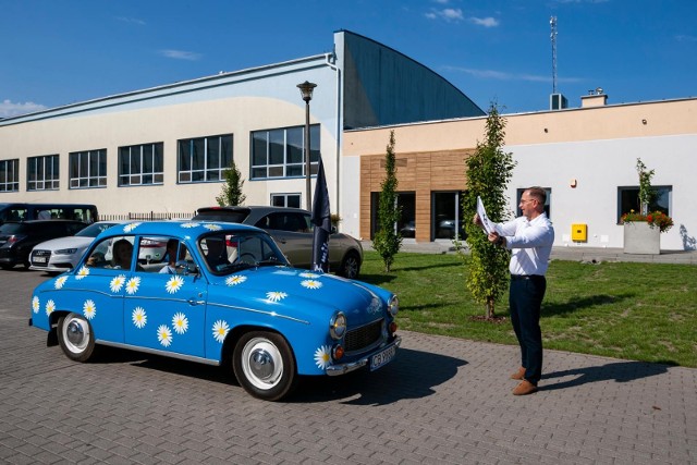 W sobotę 27 sierpnia w Białych Błotach odbyło się Święto Gminy. Były koncerty, prezentacje, spektakle i pokazy. Kilka godzin wcześniej, jeszcze przed oficjalnym rozpoczęciem wspólnej zabawy zorganizowano atrakcję dla fanów motoryzacji z czasów PRL. Zobaczcie zdjęcia z tego wydarzenia.