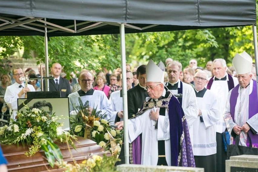 Uroczystościom żałobnym przewodniczył ksiądz biskup Tadeusz...