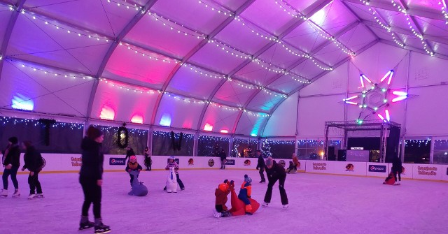 Ice Party na lodowisku Szwajcarii Bałtowskiej w sobotę, 14 stycznia. Będzie pokaz laserów