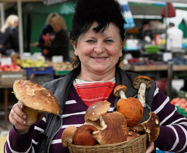 Pani Krystyna od 10 lat sprzedaje grzyby na Nowym Kleparzu