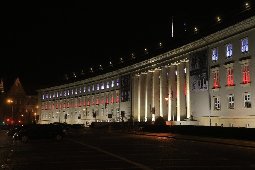 Biało-czerwona iluminacja Dolnośląskiego Urzędu Wojewódzkiego