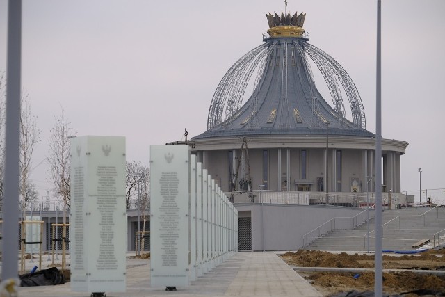 W Porcie Drzewnym w Toruniu na terenie należącym do toruńskich redemptorystów wiele się dzieje - widać pierwsze efekty dotacji przyznanych przez Ministerstwo Kultury i Dziedzictwa Narodowego w postaci murów przyszłego Muzeum Pamięć i Tożsamość. Co więcej Park Pamięci oraz budynek geotermii są już w znacznym stopniu ukończone. Zobaczcie na zdjęciach jak o. Rydzyk rozbudowuje swoje imperium. 