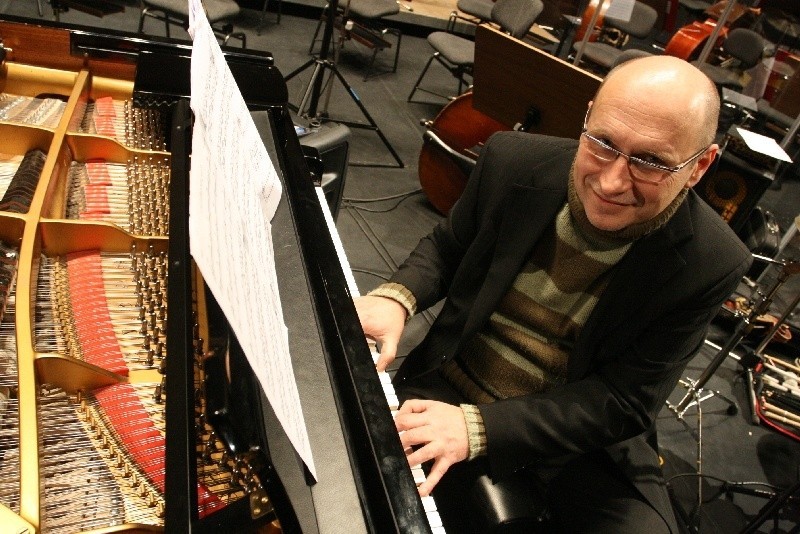 Włodek Pawlik przy fortepianie, podczas pracy w Kieleckim...