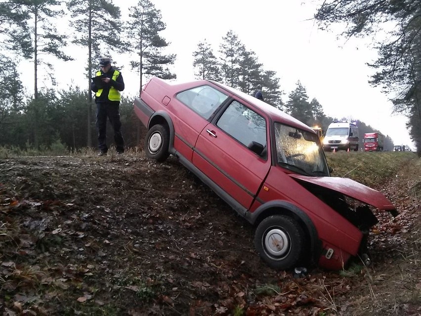 25-letni kierowca volkswagena został odwieziony do szpitala.