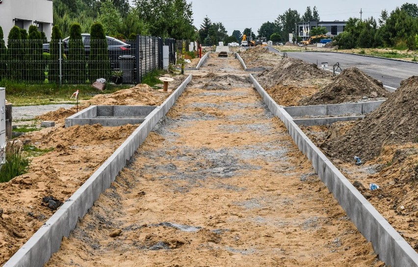 W Osielsku powstają kolejne ścieżki rowerowe.