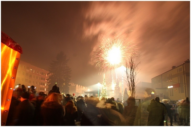 Z muzyką, tańcem i wystrzałami korków od szampana Mońki...