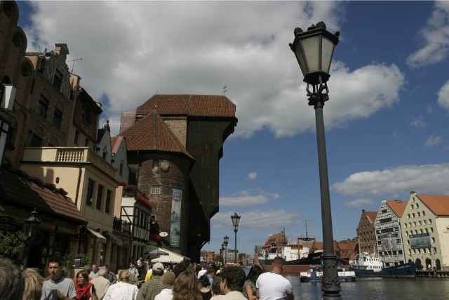 Gdańsk jest jednym z najstarszych miast Polski i może się poszczycić najstarszym dźwigiem nie tylko w Polsce, ale także w Europie. Symbol miasta – żuraw postawiono w I połowie XV w. Budynek częściowo spłonął podpalony przez Armię Czerwoną w 1945 r. Dzisiaj znajduje się tam wystawa Narodowego Muzeum Morskiego, poświęcona codzienności historycznego portu.