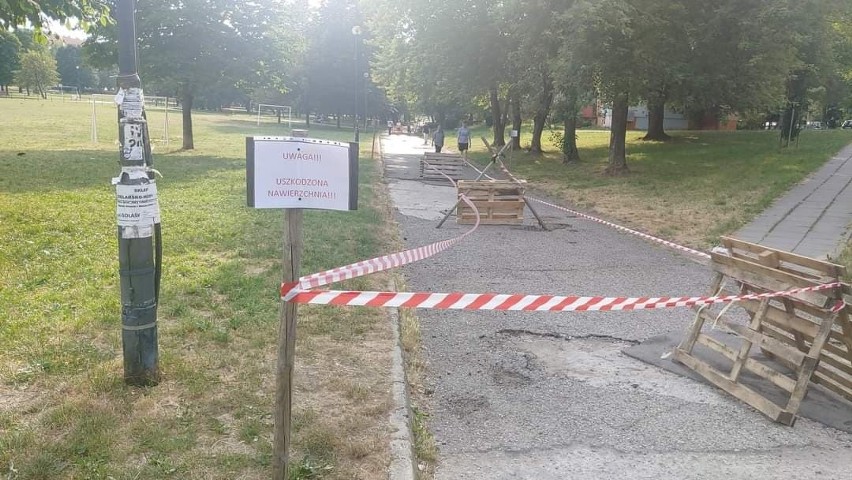 Dziury i gruzy na alejkach w Parku Kurdwanów
