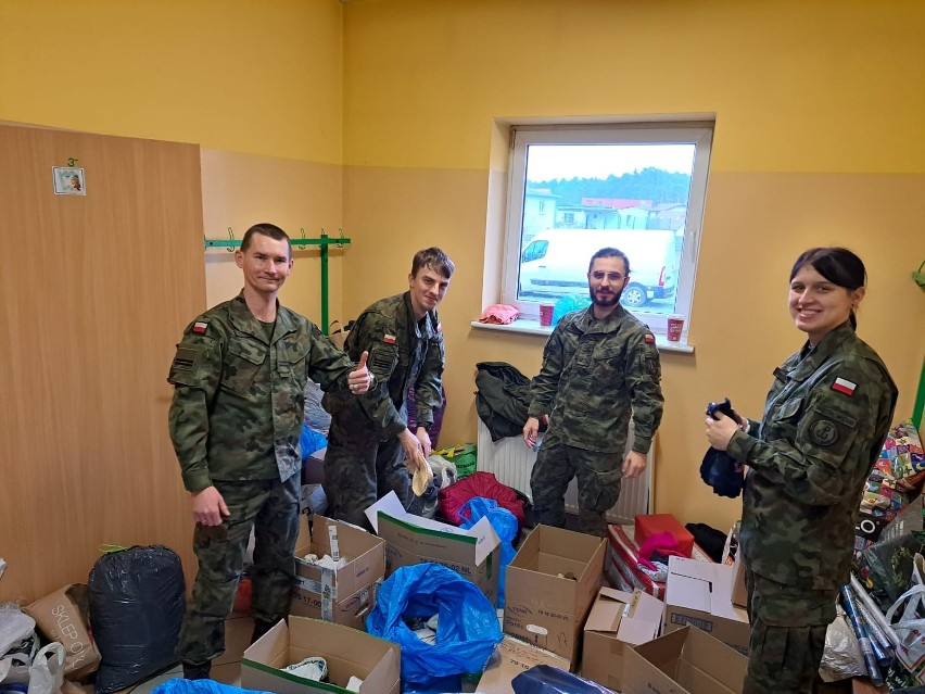 Żołnierze pomagali wolontariuszom w pakowaniu i dostarczaniu...