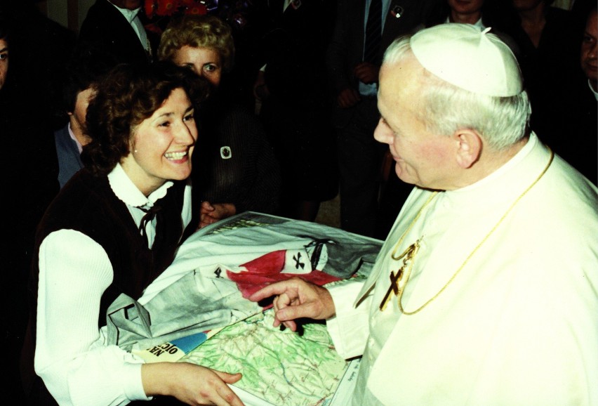 Watykan, 8 listopada 1983 r. Elżbieta Kuźmiuk, kartograf i...