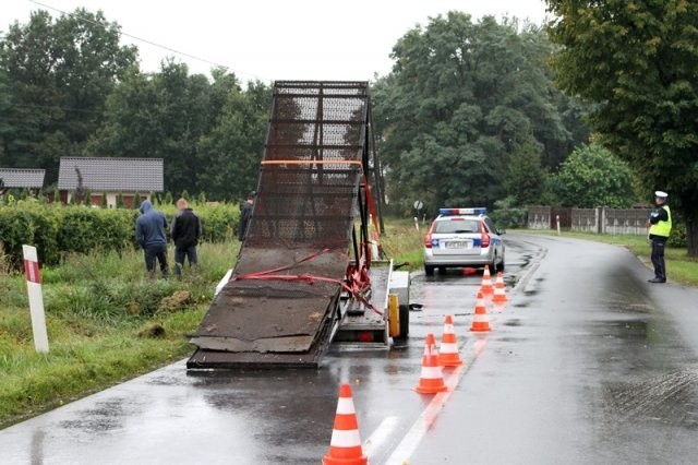 Laweta wypadła z drogi, a volkswagen dachował (zdjęcia)