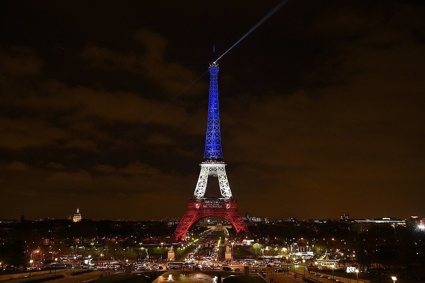"Atak na Charlie Hebdo: Terror w Paryżu"...