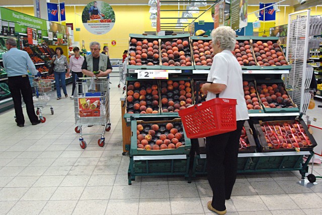 W tym tygodniu w "Tesco" w Koszalinie ponad 100 rodzajów owoców i warzyw sprzedawanych na sztuki lub w opakowaniach jest dostępnych w promocji "drugi za pół ceny".
