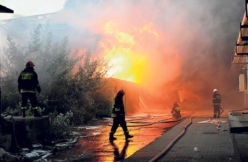40 zastępów straży pożarnej i 200 ratowników przez ponad 15...