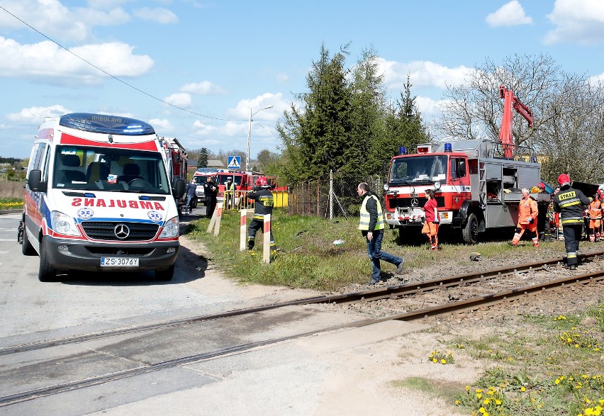 Groźny wypadek w Warzymicach. Samochód wjechał pod pociąg