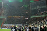 PKO Ekstraklasa. Kibice Pogoni Szczecin na wyjazdowym meczu z Legią Warszawa. Pełen sektor gości, podziękowania od piłkarzy