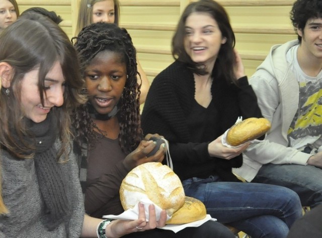 Uczennice z Francji próbują polskiego chleba ofiarowanego im przez stąporkowian