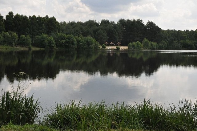 Miejsce biwakowe znajduje się na przeciwnym od wioski brzegu malowniczego zalewu