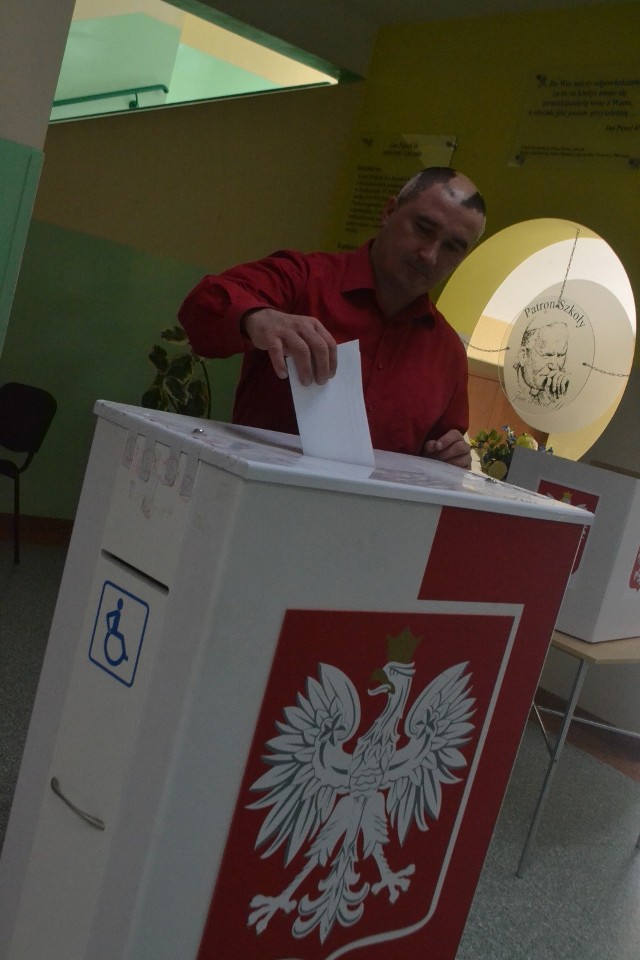 Tomasz Stasiak, inicjator referendum podczas niedzielnego głosowania.