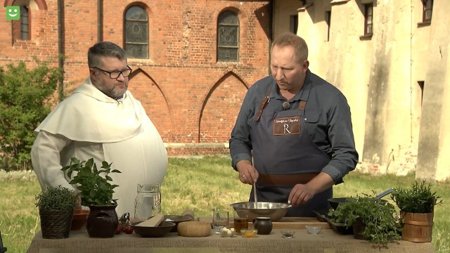"Klasztorne smaki" u Ojców Dominikanów w Sandomierzu. Remigiusz Rączka gotował wraz z ojcem przeorem Marcinem Lisakiem.