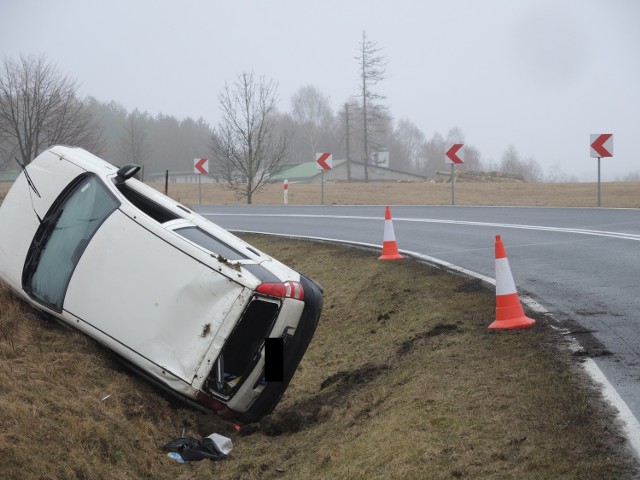 Na drodze krajowej nr 20 między Przęsinem a Zadrami (gm. Miastko) doszło do wypadku. Kierowca fiata po wyjściu z łuku drogi stracił panowanie nad pojazdem i wjechał do rowu. Nic nikomu się nie stało.