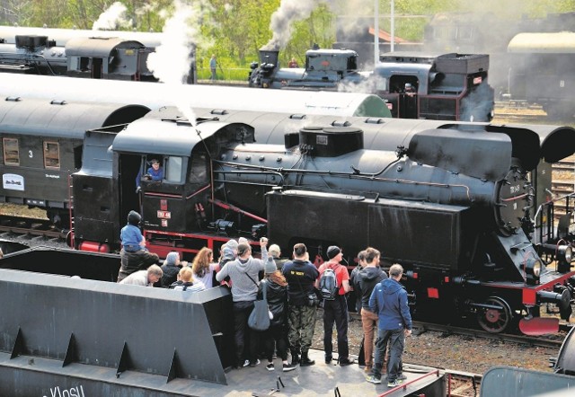 Zabytkowe wolsztyńskie parowozy cieszą się niesłabnącą popularnością. Dowodem niech będą tłumy podczas każdej z parad.