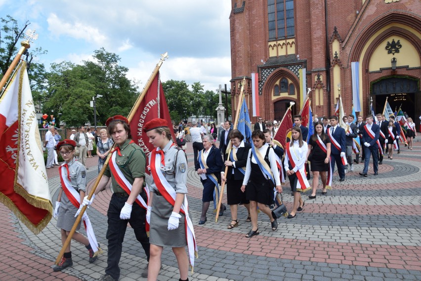 Arcybiskup Wiktor Skworc poświęcił sztandar Rybnika