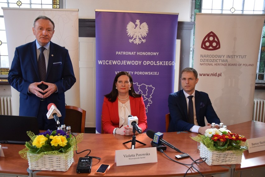Konferencja prasowa w Oleśnie, od lewej: Sylwester Lewicki,...
