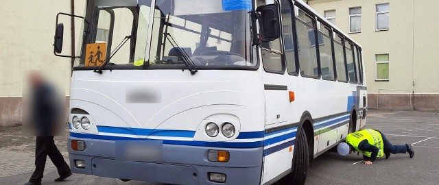 Kontrola autobusu w powiecie kolskim zakończyła się zakazem dalszej jazdy i mandatem dla kierowcy.