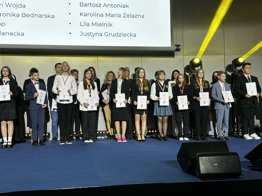 Wręczenie medali i dyplomów dla laureatów Kuratoryjnych Konkursów Przedmiotowych w Kielcach. Ci uczniowie to prawdziwa elita. Film i zdjęcia