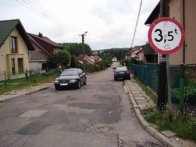 Władze Olkusza chcą w ramach "Narodowego Programu przebudowy dróg lokalnych" wyremontować ulicę Jana Pawła II. Fot. Jacek Sypień