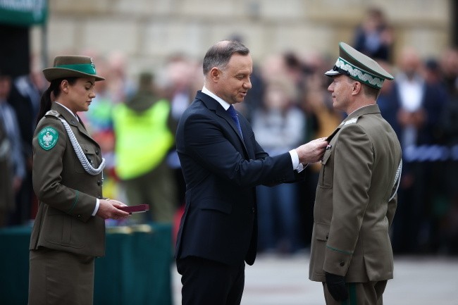 Kraków. Święto Straży Granicznej na Wawelu. Prezydent Andrzej Duda wręczył nominacje generalskie i odznaczenia