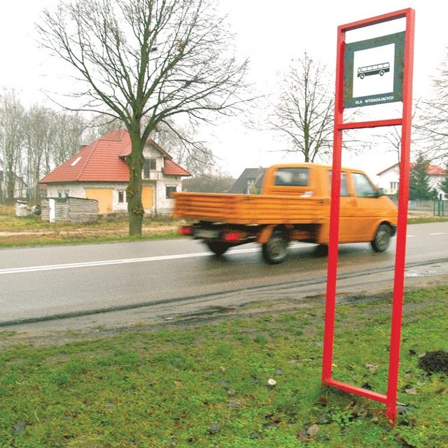 Przystanek autobusowy w Białogardziue, w pobliżu którego nie ma żadnego przejścia dla pieszych. Dzieci muszą więc przebiegać przez ulicę z narażeniem zdrowia.