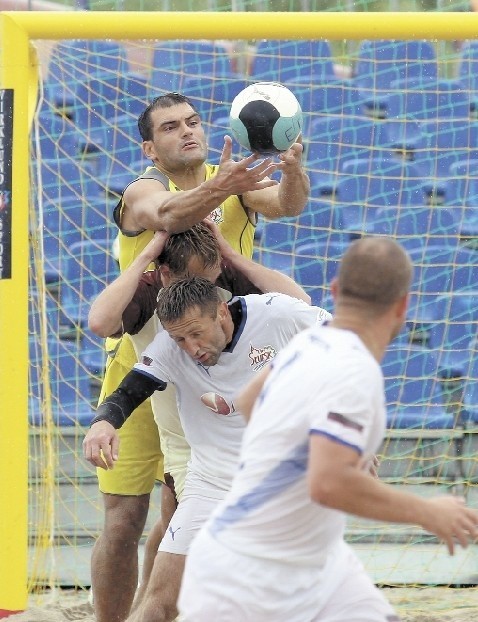 W zeszłym sezonie Team Słupsk zdobył czwarte miejsce. A usteckie mistrzostwa odbywały się w deszczu. Na zdjęciu Dariusz Piechota (z piłką). 